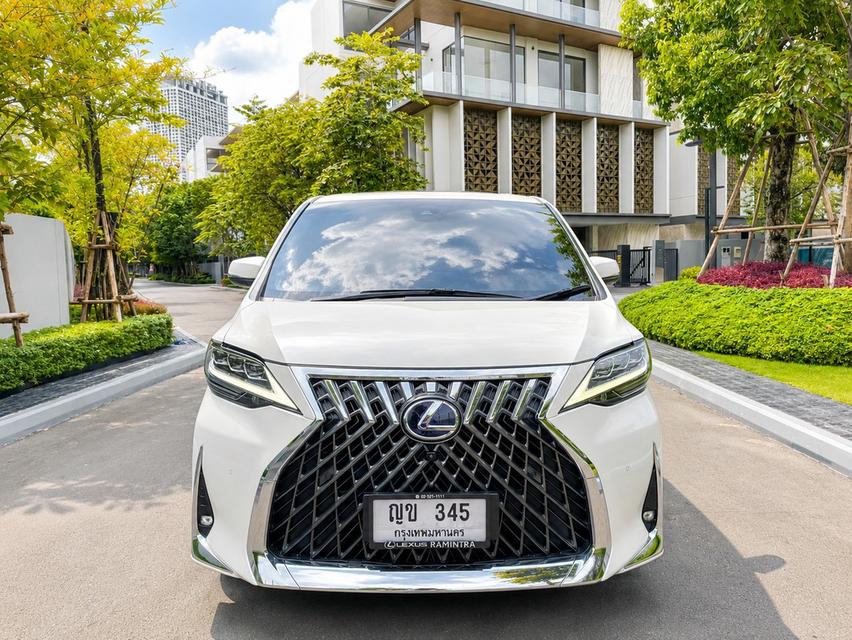 Lexus LM300h 2.5 Hybrid E-Four ปี 2021 สีขาว วิ่งน้อย 44,xxx กม. รถศูนย์ Lexus Thailand