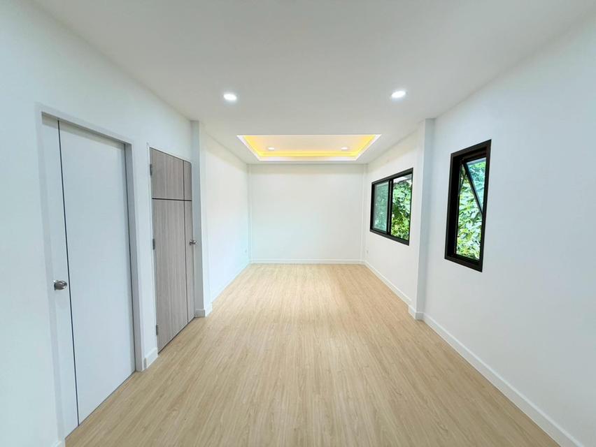 หมู่บ้านรัตนาวลัย ถนนวิภาวดี-รังสิต 10