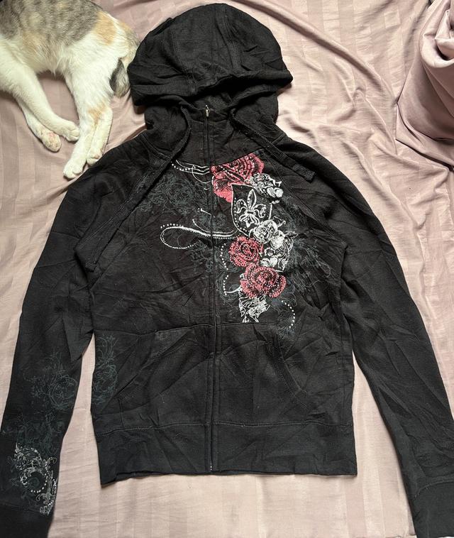 ฮู้ดสีดำ ไซส์ M สไตล์  โกธิค y2k ลายกุหลาบสีเงินและแดง ลวดลายสวยงามหน้าหลงไหล รูปที่ 1