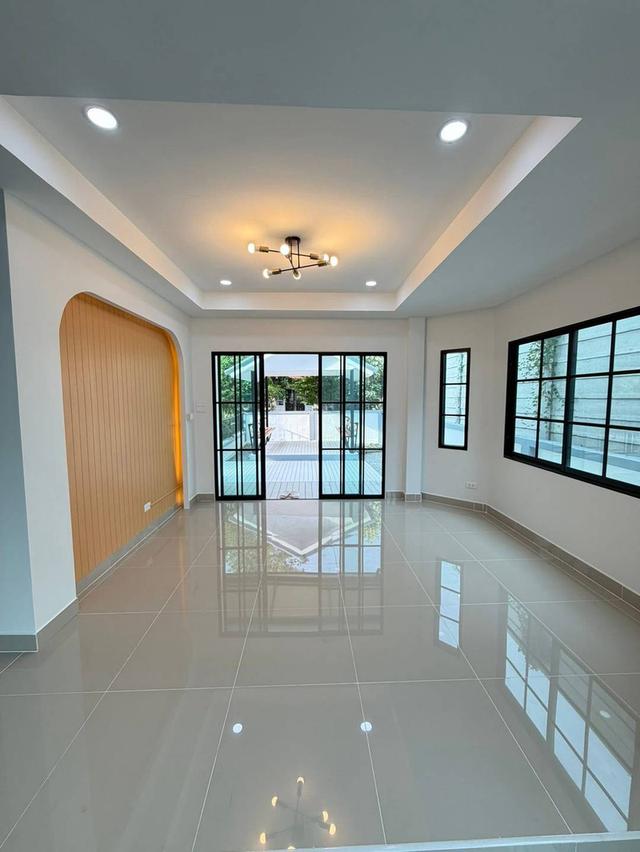 หมู่บ้านศิลปการพาร์ค3   ถนนบ้านกล้วย-ไทรน้อย บ้านเดี่ยว 2 ชั้น ตกแต่งใหม่พร้อมอยู่ หลังมุมถนนเมน สำหรับครอบครัวใหญ่ 6