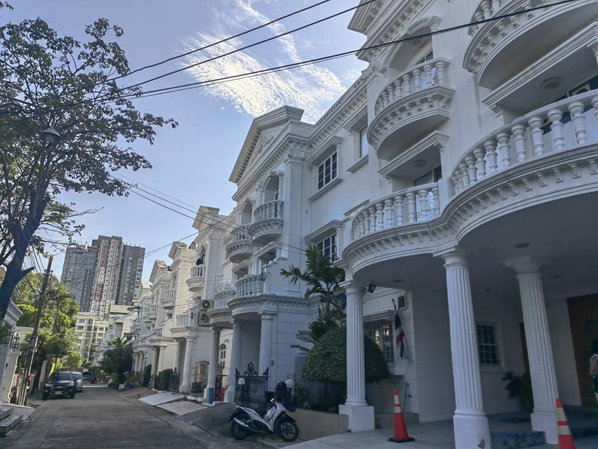 ขายบ้านทาวเฮ้าส์ ในหมู่บ้านสุขุมวิทการ์เด้นซิตี้ ขนาด 64 ตรว.  ถนนสุขุมวิท79 ห่าง BTSอ่อนนุช 500ม. 2