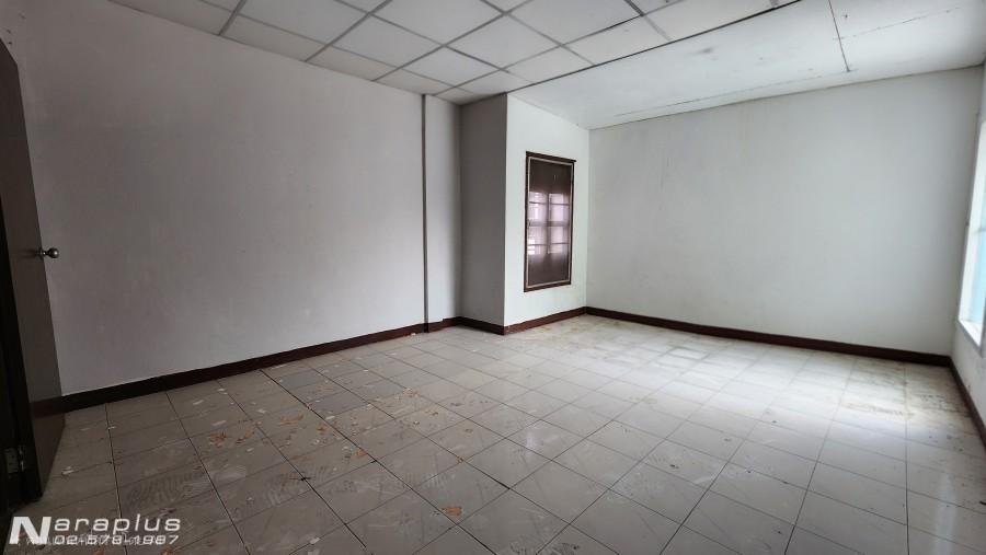 68121198 : ขายทาวน์เฮ้าส์ 2 ชั้น ต่อเติมอาคารด้านหน้าเป็นร้านค้า บนเนื้อที่ขนาด 16 ตร.ว. หมู่บ้านราณี 3 ถนนนวมินทร์ 135 กรุงเทพฯ 19