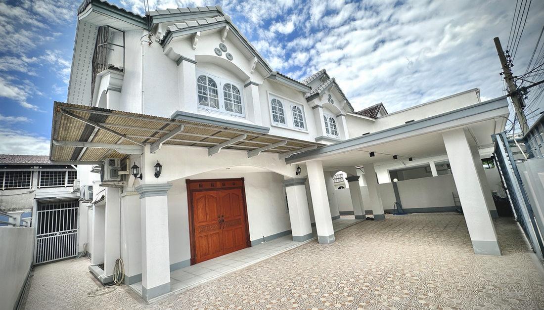 หมู่บ้านรังสิยา อุดมสุข 58 ให้เช่าบ้านเดี่ยวรีโนเวทใหม่ 70 ตารางวา 4 ห้องนอน 4 ห้องน้ำ ตกแต่งครบ ใกล้รถไฟฟ้าสีเหลือง ศรีอุดม 1