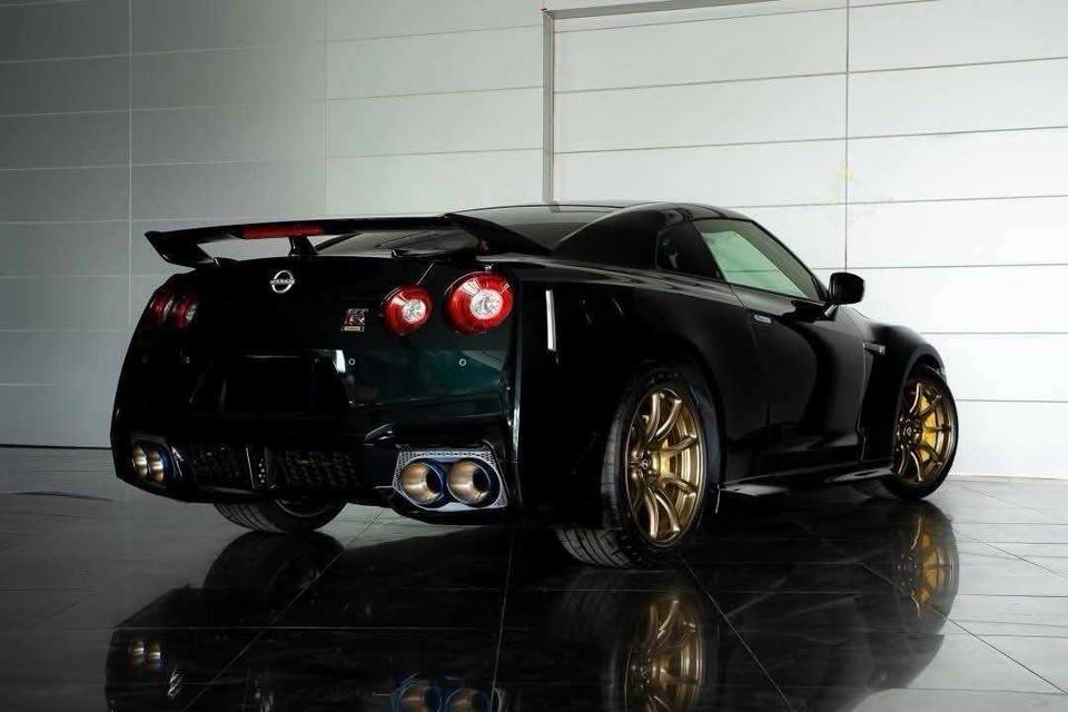 nissan GTR 10