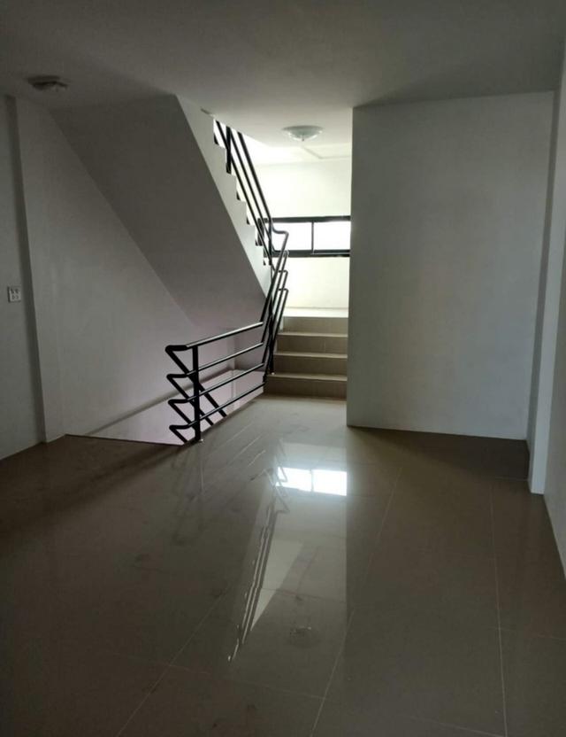 อาคารพาณิชย์ 3 ชั้นติดถนนใหญ่ 12