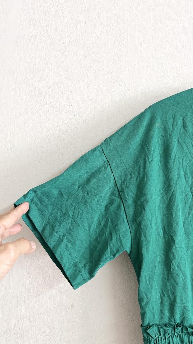 ยุนิM เสื้อยืดทรงกว้างเอวจั๊มสีเขียวเข้ม รูปที่ 3