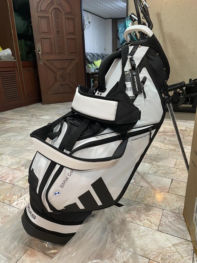 ถุงกอล์ฟขาตั้ง BMW Golfsport สีขาว–ดำ พร้อมโลโก้ adidas สามแถ รูปย่อยที่ 2