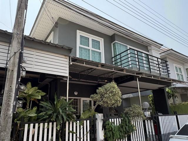 ขายด่วน...บ้านแฝดสไตล์บ้านเดี่ยว 2 ชั้น ตกแต่งต่อเติมบางส่วนพร้อมเฟอร์   หมู่บ้านรัชชา5 ถนนบางใหญ่-บางคูลัด ใกล้เซ็นทรัลเวสเกต 