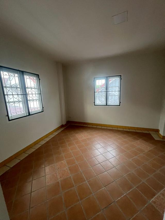 ขายบ้านเดี่ยว สูง 2 ชั้น เนื้อที่ 50 ตรว. หมู่บ้านประภาวรรณ์โฮม 2 ถนนสุวินทวงศ์ 28 11