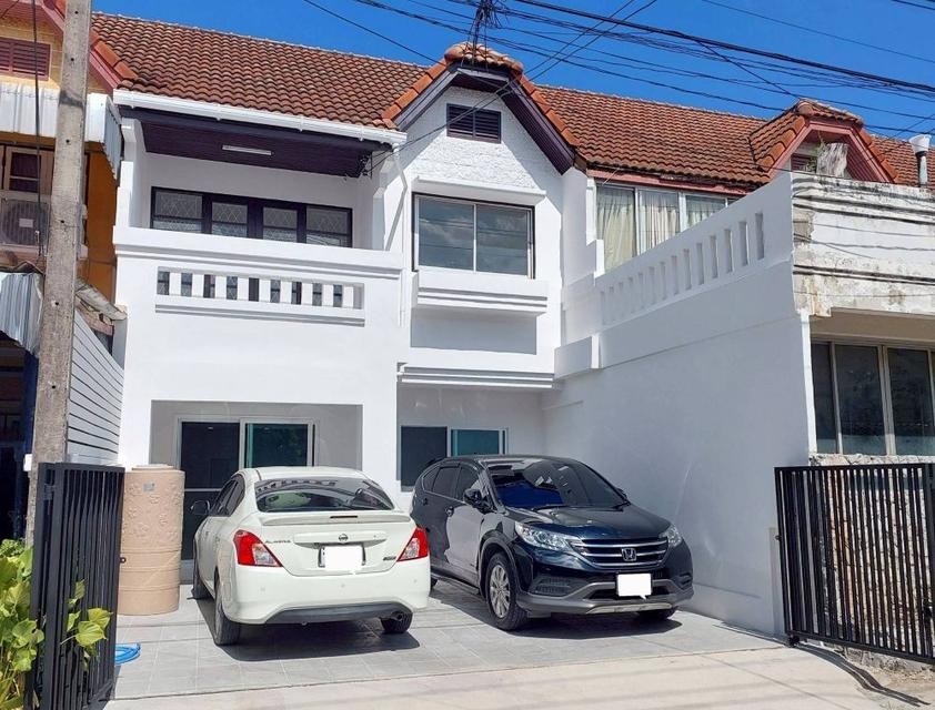 ขายทาวน์เฮ้าส์ 2 ชั้น รีโนเวทใหม่ หมู่บ้านรินรดา ซอยนวลจันทร์ 24 เขตบึงกุ่ม  ขนาด 28.5 ตร.ว. ใกล้แฟชั่นไอส์แลนด์ 2