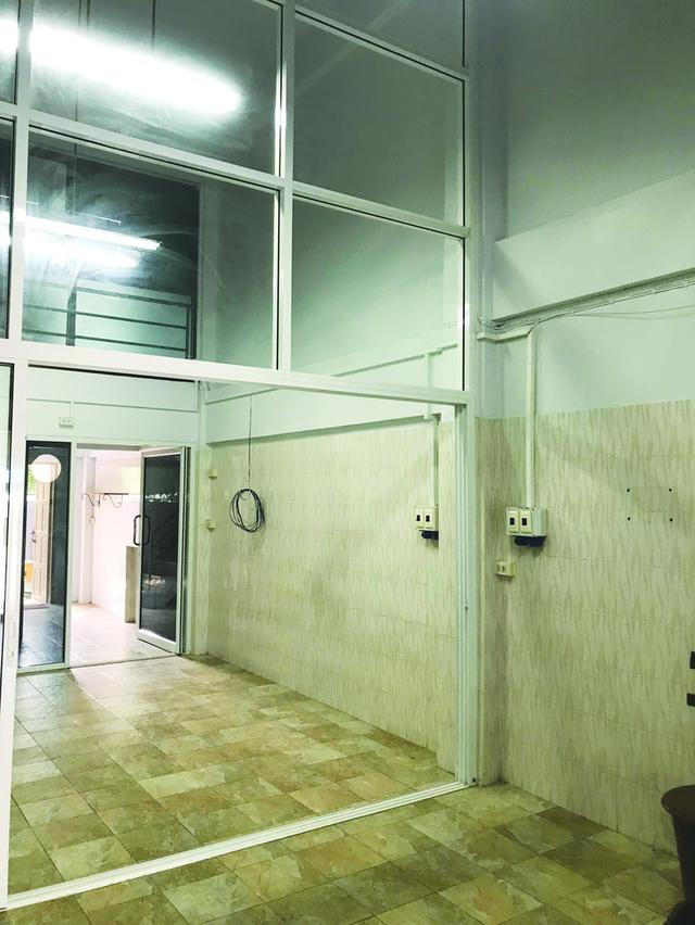 อาคารพาณิชย์ 4 ชั้น + ชั้นลอย + ชั้นดาดฟ้า อยู่ ซอยกรมที่ดิน บางบัวทอง 12