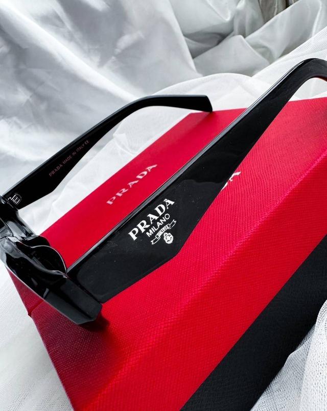 แว่นกันแดดPrada
