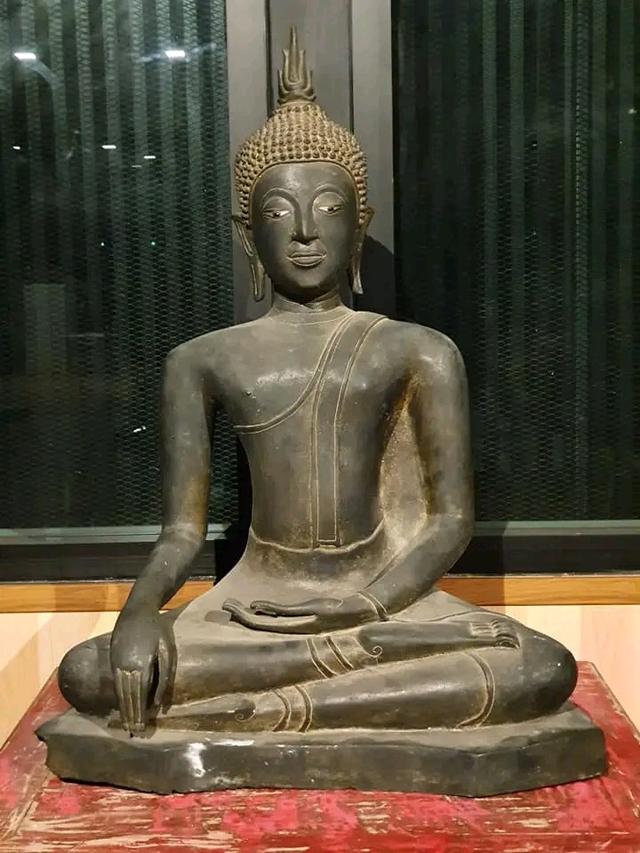 พระบูชาเก่า  9 นิ้ว