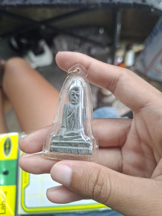 พระพุทธหินแกะ พุทธคยา (พิมพ์พระประทาน) ประเทศอินเดีย ของครูบาบุญชุ่ม ญาณสํวโร วัดพระธาตุดอนเรือง ซึ่งสร้างขึ้นประมาณ พ.ศ. 2535