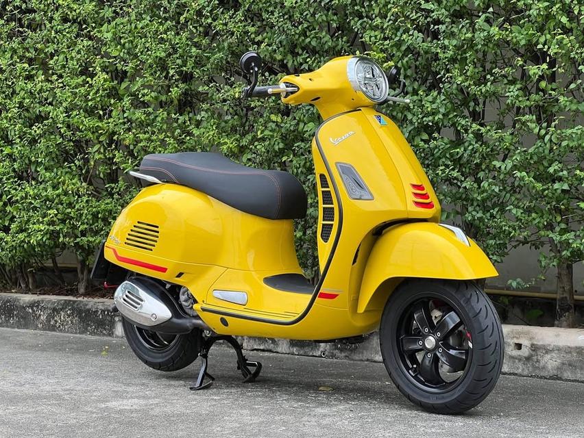 Vespa GTS 300 สีเหลือง ปี 2021 4