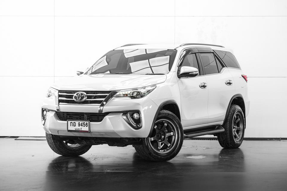 2017 TOYOTA FORTUNER 2.4 V 4WD SUV สีขาว ไมล์ 184315 กม.