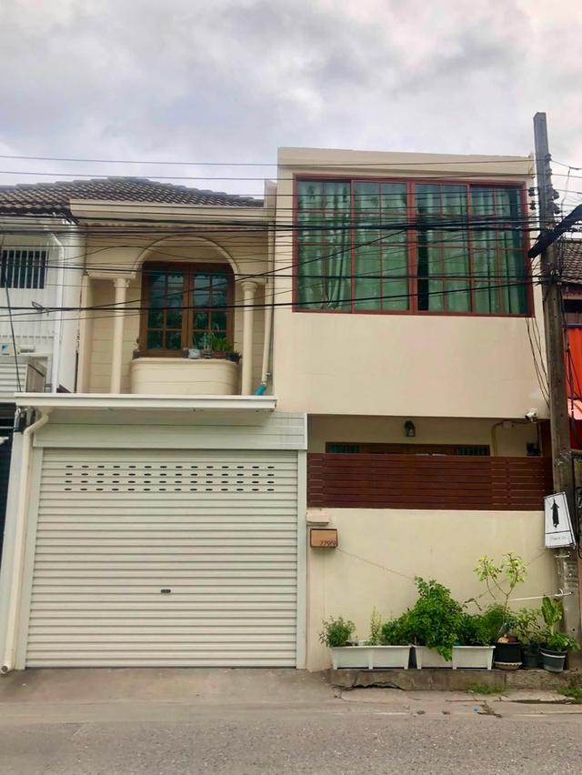 ขายทาวน์เฮ้าส์ 2 ชั้น รีโนเวทสไตล์ Modern Chinese 180 ตรม. 3 ห้องนอน หมู่บ้านอยู่เจริญ ซอยรัชดา18 ฮวงจุ้ยดี ใกล้ MRT ห้ว 1