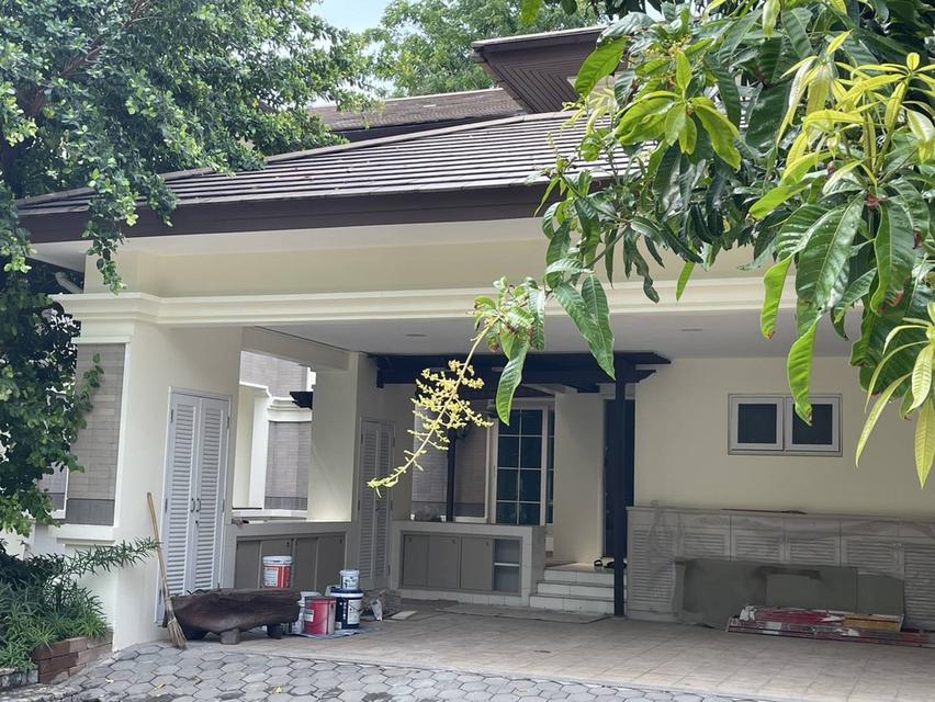 ขายให้เช่าบ้านเดี่ยว 8/8  หมู่บ้านลดาวัลย์  รีโนเวท ใหม่รามอินทรา เป็นหลังไข่แดง อยู่ตรงกลาง สวยที่สุดในโครงการลดาวัลย์ รามอินทรา 1