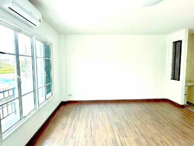 ให้เช่าทาวน์โฮม ฝรั่งเศส-ยุโรป 3.5 ชั้น 7นอน MRT ปากเกร็ด 1กม.18ตร.วา. 230ตร.ม. รร.สวนกุหลาบ นนทบุรี 700 ม. เซ็นทรัล แจ้ 5