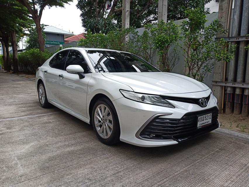 ขาย Toyota Camry 2.5 Sport ปี 2022 สีขาว รถบ้าน ไมล์น้อย เจ้าของขายเอง เข้าศูนย์ครบ ประกันภัยชั้น 1 ไม่เคยมีอุบัติเหตุ