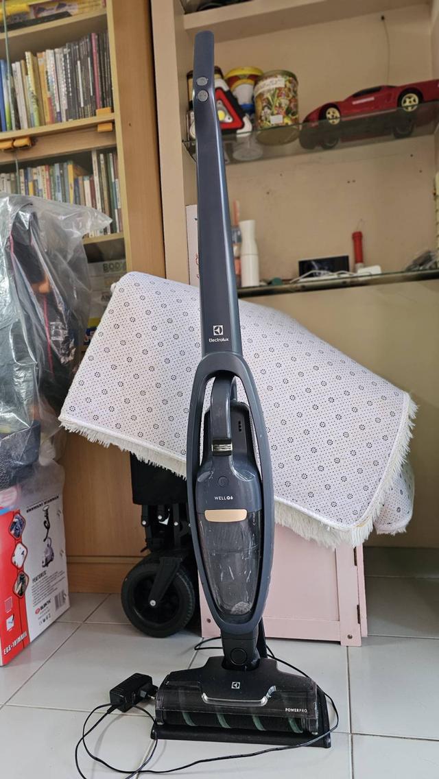 ขายเฉพาะตัวเครื่อง เครื่องดูดฝุ่นไร้สาย Electrolux Well รุ่น WQ61-1EDBF ไม่มีแบตเตอรี่ (แนะนำหาซื้อแบตใส่ ก็ใช้งานปกติ) มือสอง