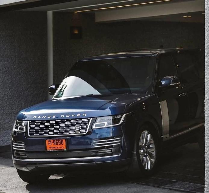 Range Rover P400e LWB