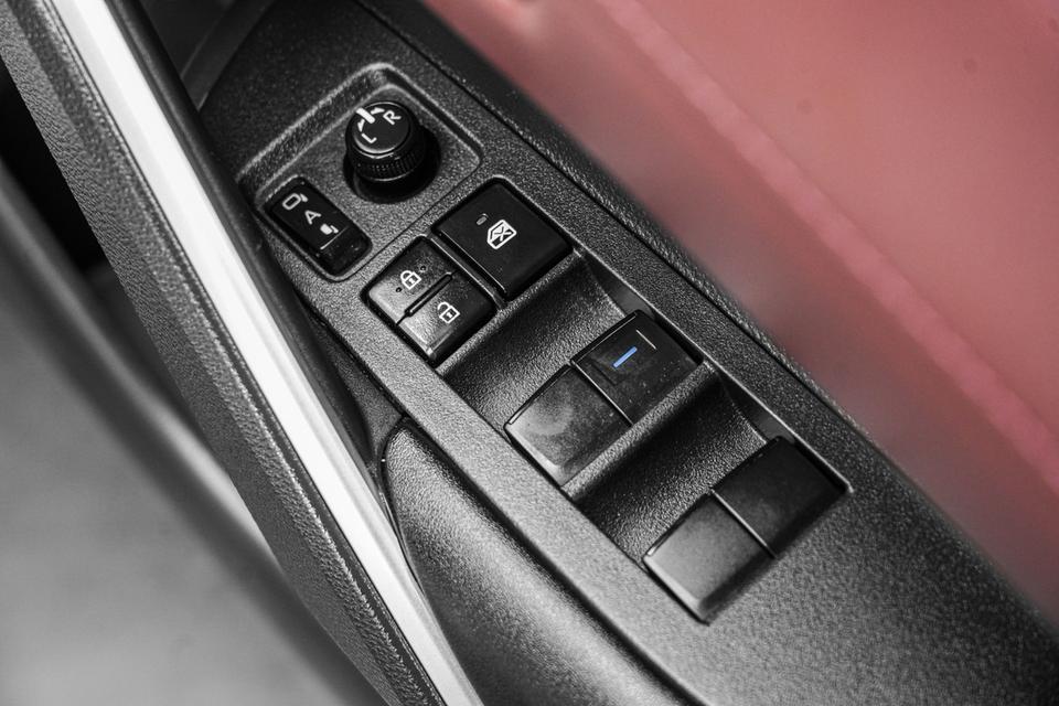 2020 Toyota Corolla Cross 1.8 Hybrid Premium Safety SUV สีขาว เลขไมล์ 94381 กม. 17