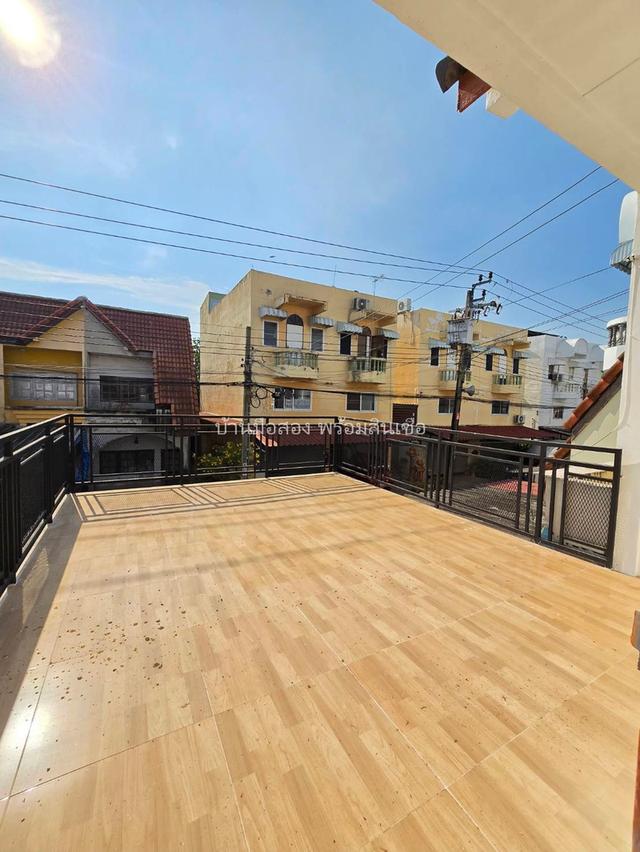 หมู่บ้านฉัตรหลวง ราษฎร์อุทิศ 11