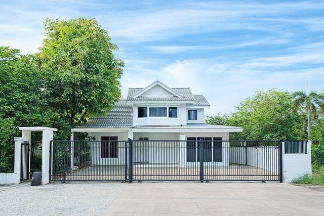 ให้เช่าบ้านเดี่ยว 2 ชั้น หัวมุม ทำเลเด่น ใกล้ MRT สัมมากรเพียง 200 ม. รามคำแหง 110-112 บ้านกว้าง อยู่สบาย เฟอร์นิเจอร์คร 1