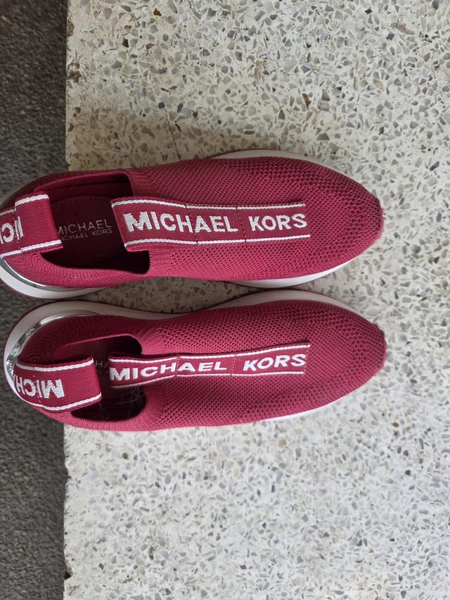รองเท้าผ้าใบ ยี่ห้อ Micheal Kor สีแดง และสีขาว