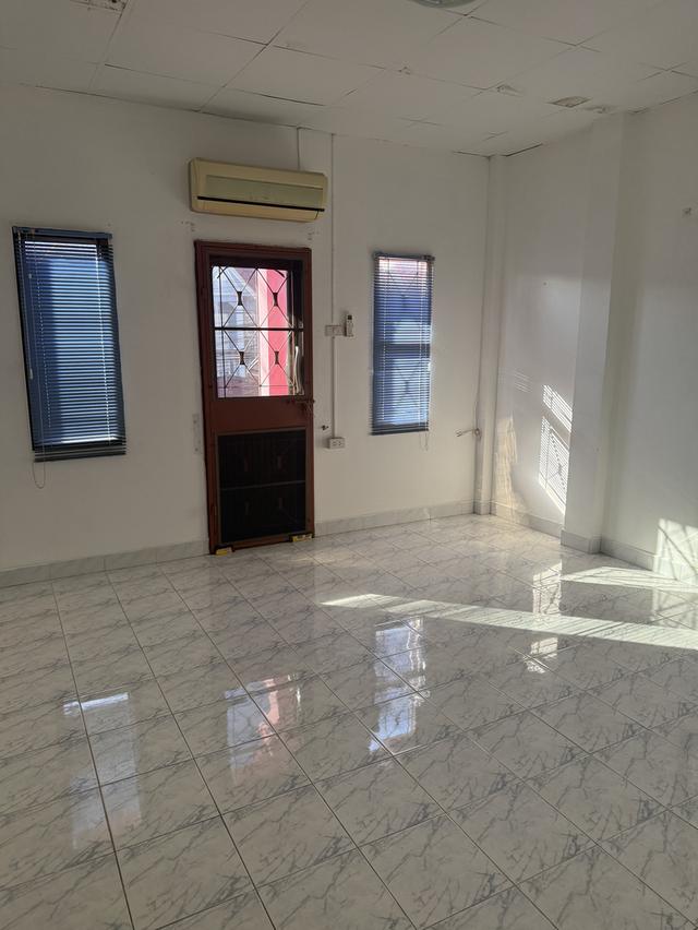 มบ.วัฒนาร่มไทร ถ.สังฆสันติสุข หนองจอก ทาวเฮ้าส์ 2 ขั้น 2 ห้องนอน 2 ห้องน้ำ เหมาะกับซืัอไปทำกำไรต่อ หรือ อยากตกแต่งใหม่เองตามความต้องการ ทำเลดี 7