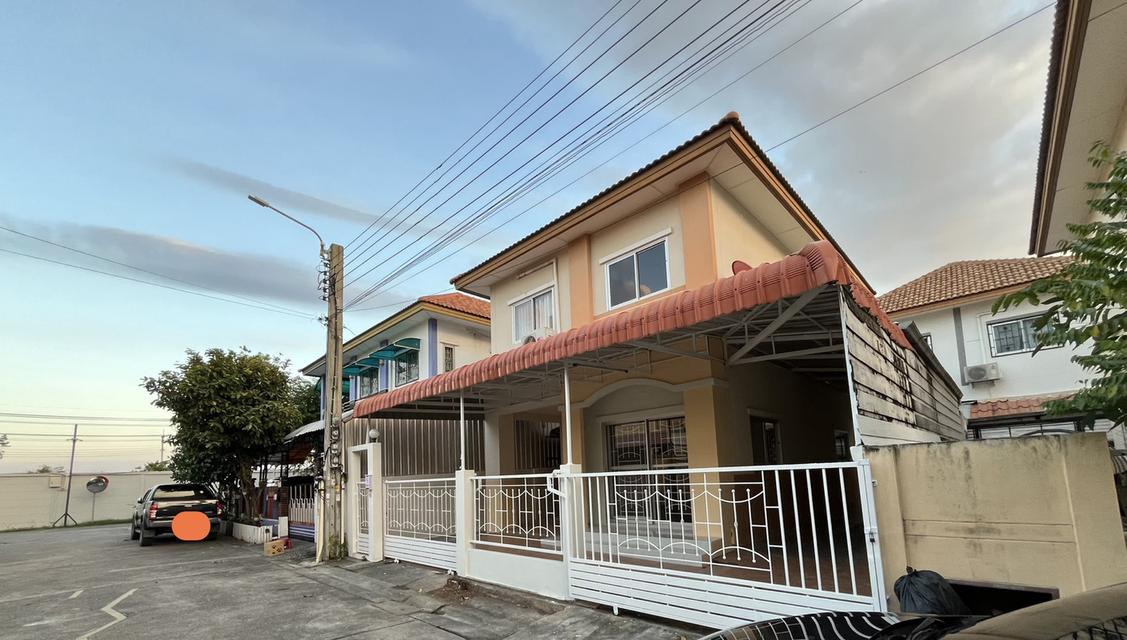 บ้านเดี่ยว 2 ชั้น 35 ตรารางวา 3 ห้องนอน 2 ห้องน้ำ ห้องเคาเตอร์ครัว โต๊ะกินข้าว โซฟา แอร์ เหล็กดัดและมุ้งลวด หมู่บ้านติดถนนแพรกษา หน้าหมู่บ้านมีเซ่เว่น 2