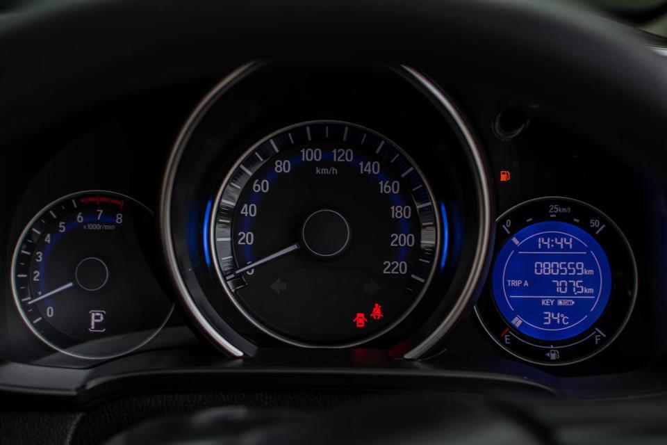 ขับฟรี 60 วัน ปี 2018 Honda Jazz 1.5V GK Airbag ABS AT สีขาว ส่งฟรีทั่วประเทศ 6