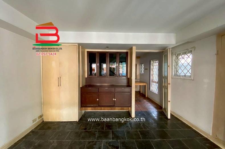 ทาวน์โฮม ซิตี้ทาวน์โฮมลาดพร้าว 80 (ใกล้ตลาดสะพานสอง) เนื้อที่ 22.8 ตรว. แขวงวังทองหลาง เขตวังทองหลาง 6