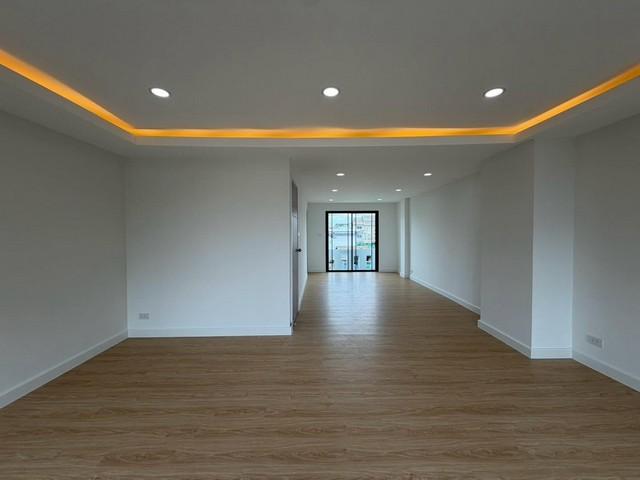 P822 ขายทาวน์โฮม 4 ชั้น ลาดพร้าว 110 ถนนลาดพร้าว ใกล้โรงพยาบาลลาดพร้าว ใกล้โรงพยาบาลเวชธานี เดอะมอลล์บางกะปิ Lotus บางกะปิ 16