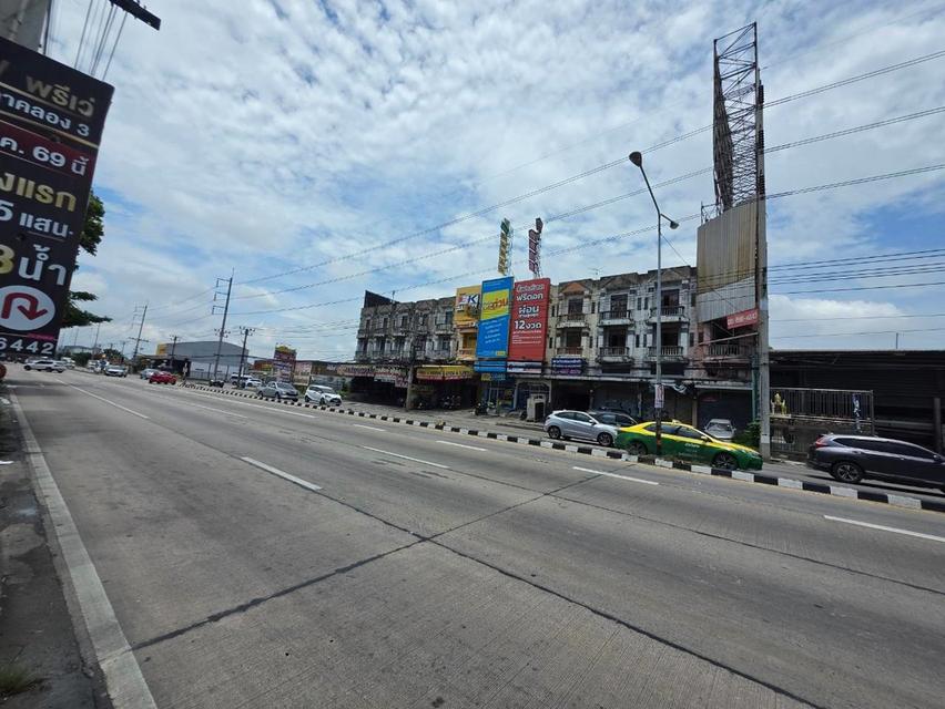 ขายตึก 3 ชั้นครึ่ง ทำเลดี ติดถนนลำลูกกา คลอง3 ใกล้โรงบาลสินแพทย์ลำลูกกา 2