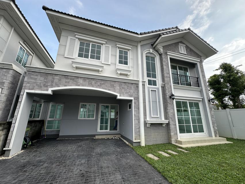 บ้านแฝด 3 ห้องนอน 3 ห้องน้ำ 1 ห้องเอนกประสงค์ 2 ที่จอดรถ พื้นที่ 48.20 ตร.วา พื้นที่ใช้สอย 151 ตร.ม. 1