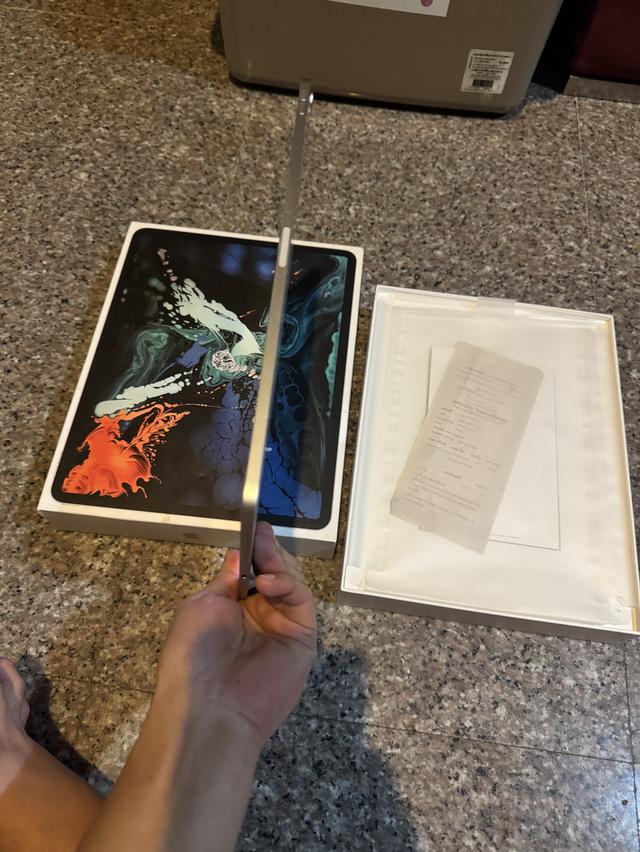 ขายๆๆๆถูกๆๆiPadPro12.9สีหายากSilver256กิ๊กWifi Only มีกล่องอีมี่ตรงการใช้งานดีเยี่ยม100%ทุกๆฟังชั่นรีสโตได้ตลอดไม่มีติดไอคราวModel TH/A ( จอไม่เหลืองห 6