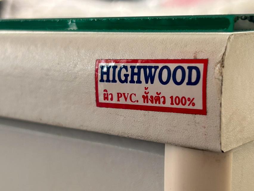 โต๊ะทำงานสีขาว ราคา 1,200 บาท ก120xล60xส75 ซม. กระจกปูโต๊ะ 4 มม.ลบมุมเรียบ เก๊ะด้านขวามีลูกกุญแจล็อคได้ เก๊ะกลางรางเลื่อน ด้านหน้าโต๊ะเว้นระยะหัวเข่า 5