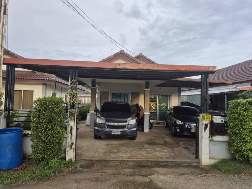 บ้านเดี่ยว 50 ตรว 2 ห้องนอน ติดแอร์ทั้ง 2ห้อง 2 ห้องน้ำ เครื่องทำน้ำอุ่น 1ตัว 1 ห้องโถง 1 ครัว มุ้งลวด แหล็กดัด ผ้าม่านอย่างหนากัน UV  จอดรถยนต์ได้ 2 1