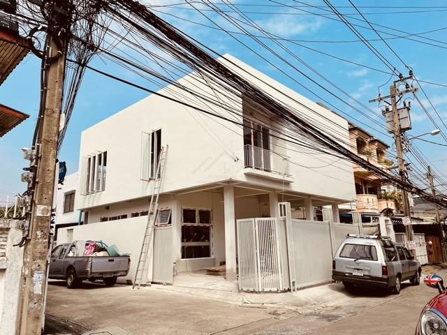 ให้เช่าบ้านเดี่ยว 2 ชั้น หลังมุม ย่านสุทธิสาร ห้วยขวาง ใกล้ MRTสุทธิสาร 750 เมตร เหมาะทำโอมออฟฟิศ คาเฟ่ ใกล้ MRTสุทธิสาร