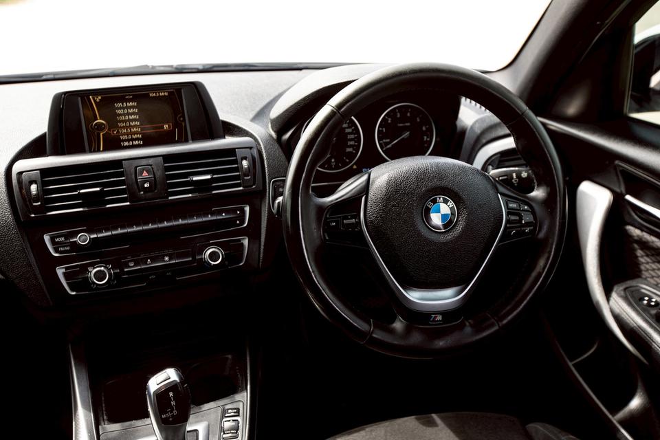 BMW 116i 1.6 TUERER RHD F20 Hatchback สีขาว ปี 2014  16