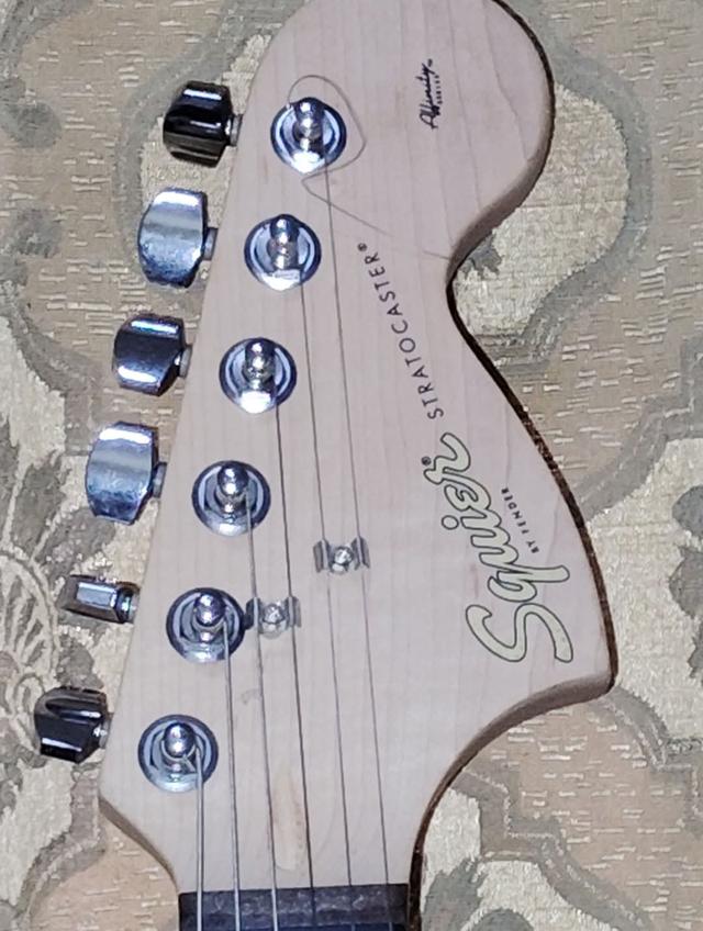 กีต้าร์ไฟฟ้า Squier สีขาว กับแอมป์ Marshall mg10 ขายคู่