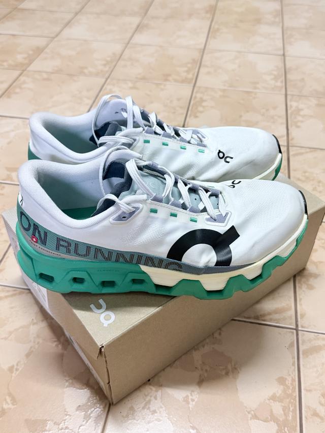 รองเท้า on cloud monster hyper 9us