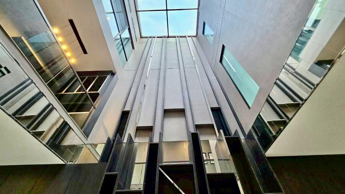 ขาย ทาวน์โฮมหรู เลียบด่วนรามอินทรา Landmark Ekkkamai Ramintra 3 นอน 2 จอด มี skyhall penthouse โปร่งโล่งทะลุ 3 ชั้น เหมาะ ทำ home office 3