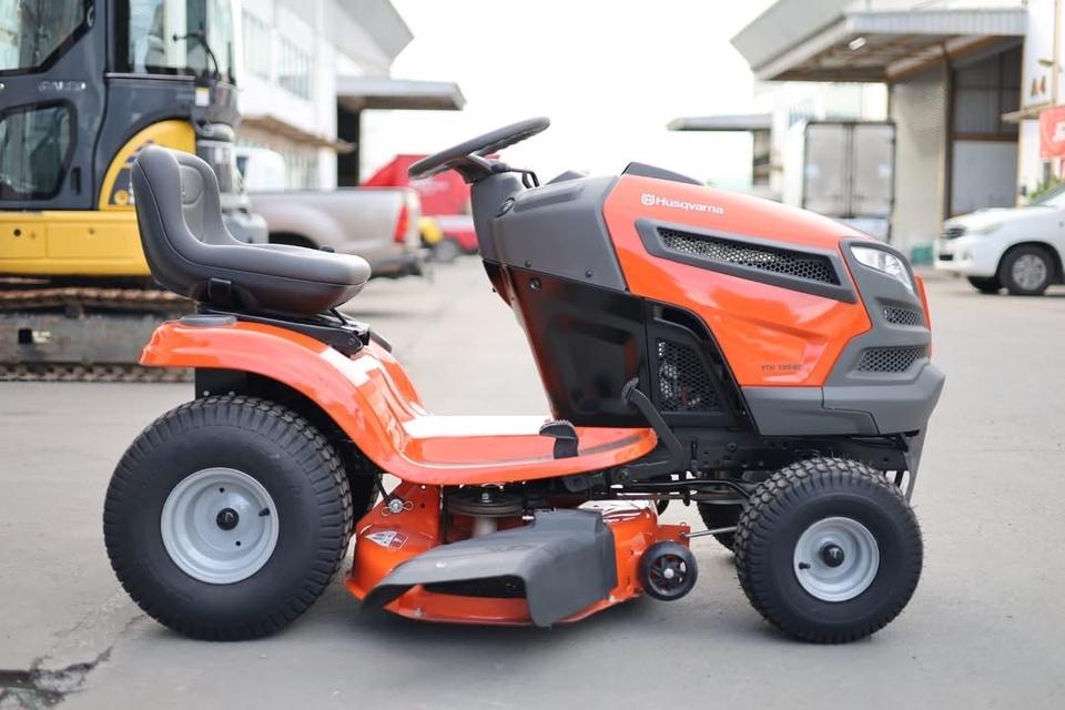 Husqvarna YTH18542 สำหรับตัดหญ้า