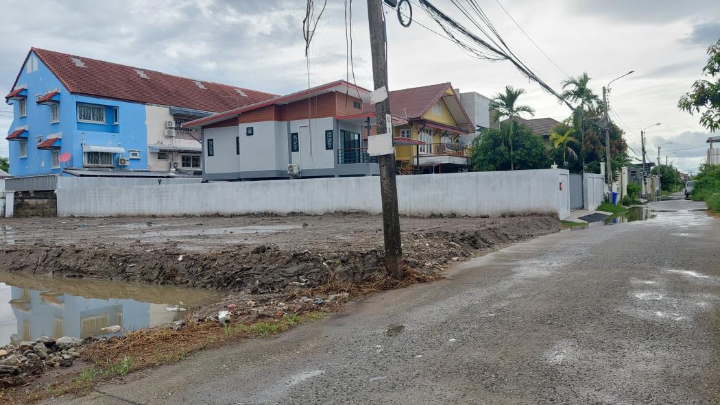 ขาย ที่ดิน นอกหมู่บ้านจัดสรร ไม่ต้องเสียค่าส่วนกลาง ที่ดินถมแล้ว ซอย 45 ศรีนครินทร์ 104 ตรว ระยะ 1 กม.ถึงสถานีรถไฟฟ้า ศร 1
