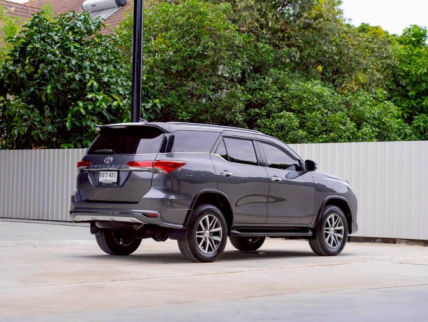 Toyota Fortuner 2.4V 2WD ปี จด 2017