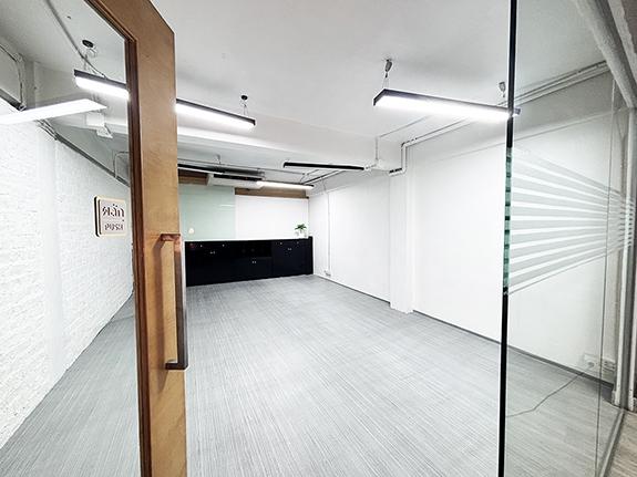 โฮมออฟฟิศ สะพานใหม่ เหมาะทำคลินิก ออฟฟิศ รีโนเวท สไตล์มินิมอล 5 ชั้น พร้อมอยู่ เดินเพียง 50 เมตร ถึง BTS สายหยุด เจ้าของขายเอง 7