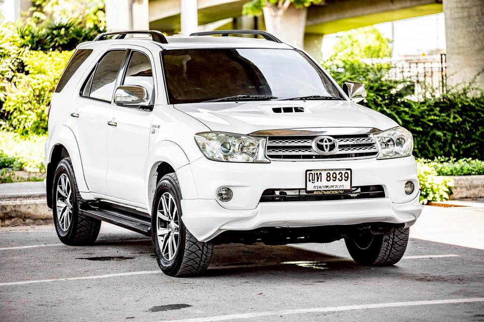 TOYOTA FORTUNER 3.0V 4WD สีเทา เกียร์ออโต้ ปี 2011